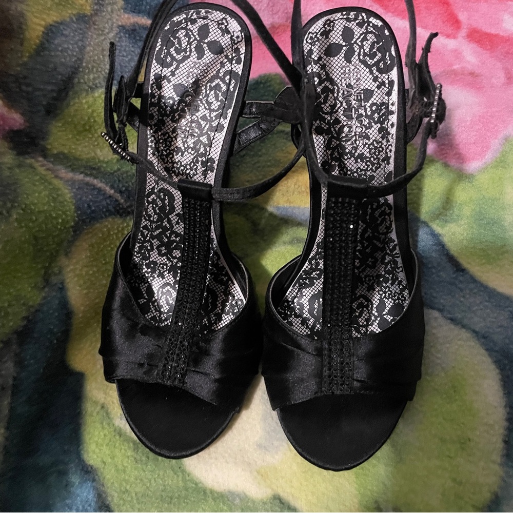 Kenneth Cole Reaction Black Satin Sz 7 medium